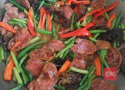 腊肠炒蒜苗的做法图解5