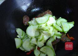 西葫芦炒香肠的做法图解6