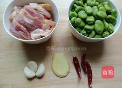 蚕豆烧鸡肉的做法图解1