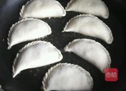 鸡蛋韭菜盒子的做法图解16