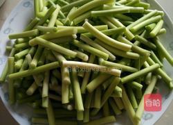 腊肠炒蒜苔的做法图解1
