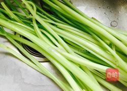 牛肉炒芹菜的做法图解1