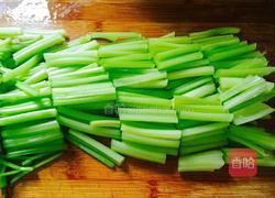 牛肉炒芹菜的做法图解2