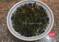 凉拌蕨菜的做法图解1
