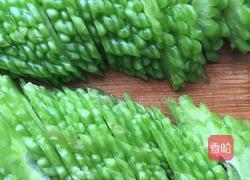 枸杞苦瓜炒蛋的做法图解3