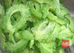 枸杞苦瓜炒蛋的做法图解10