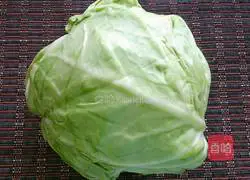 Illustration of how to make hand-shredded cabbage 1