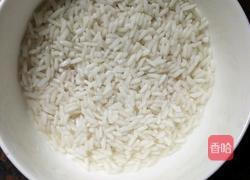 咸蛋腊肠糯米饭的做法图解1