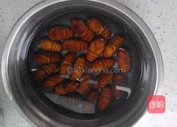 干煸蚕蛹　的做法图解1