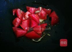 香肠炒面条的做法图解3