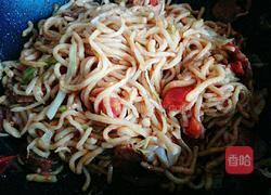 香肠炒面条的做法图解7