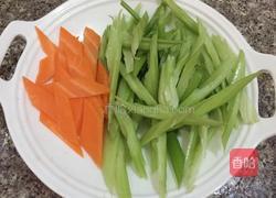 西芹凉拌腐竹的做法图解1