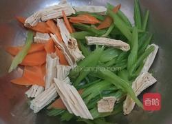 西芹凉拌腐竹的做法图解3