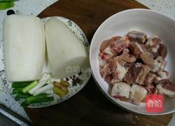 排骨炖萝卜的做法图解1