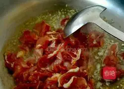 Illustration of how to make fried onion with meat 6