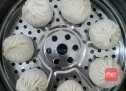 Illustrations of how to make homemade buns 17