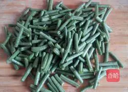 Illustration of how to make garlic beans with sesame sauce 1