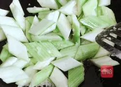 Illustration of how to stir-fry loofah with minced garlic 11