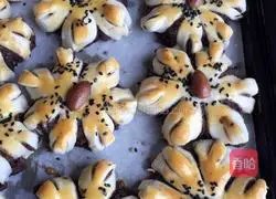 Flowers.Illustration of how to make almond shortcake with bean paste 12