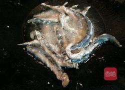 油炸小鱼的做法图解3