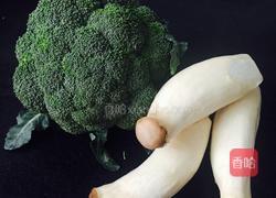 杏鲍菇扣西兰花的做法图解1