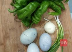 火烧辣椒拌皮蛋的做法图解1