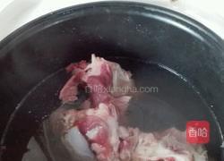 筒子骨炖莲藕的做法图解1