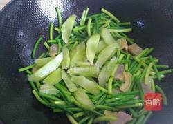 莴苣蒜苗咸肉片的做法图解5