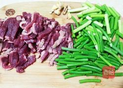蒜苔炒牛肉的做法图解2