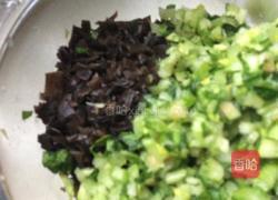 猪肉芹菜馅饺子的做法图解3