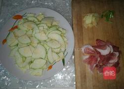 西葫芦片炒肉的做法图解1