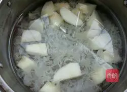 Illustration of how to make rock sugar snow pear and white fungus soup 4