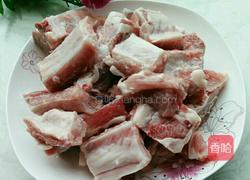 排骨炖海带的做法图解1