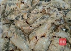 油炸小鱼的做法图解2
