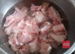 排骨炖胡萝卜的做法图解1