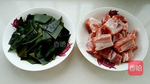 准备食材:排骨洗净斩段,海带切适量大小的片状。