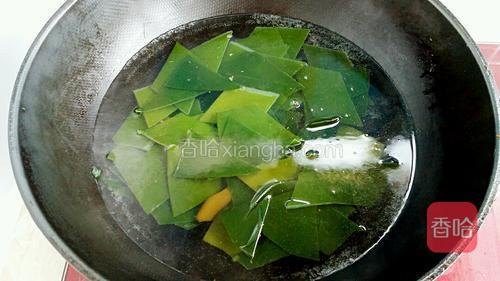 锅中烧开水放入海带焯两分钟,捞出过凉水。