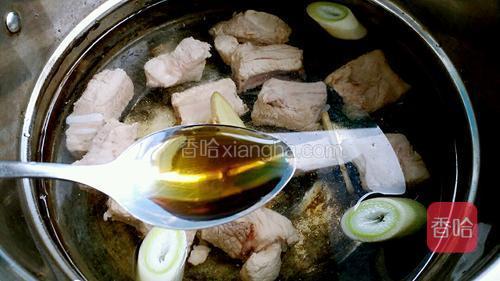 汤锅内添足够清水,放入排骨、葱段和姜片,再放入两汤匙黄酒,大火煮开后转中小火炖煮40分钟左右。