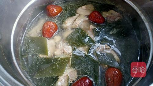 放入红枣炖煮10分钟。