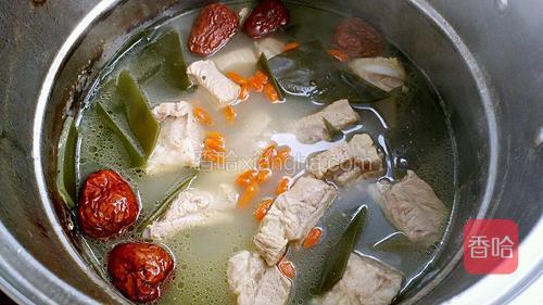 调入适量的盐和鸡精,放入枸杞即可。