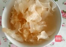 银耳莲子汤的做法图解1