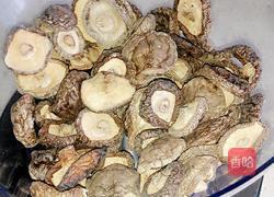 自制香菇酱的做法图解1