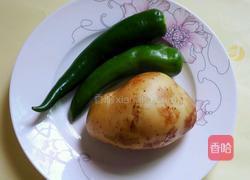 土豆炒青椒的做法图解1