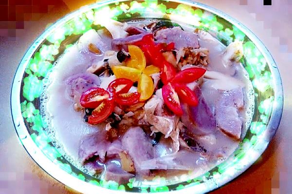 大头鱼芋头杏鲍菇碎肉汤