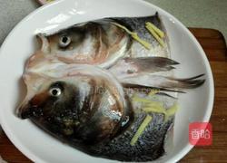 剁椒双色鱼头的做法图解2