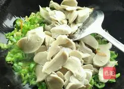 Illustration of how to stir-fry green pepper with gluten 5