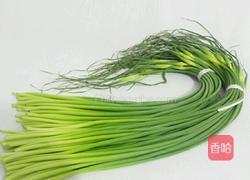 香肠炒蒜苔的做法图解1