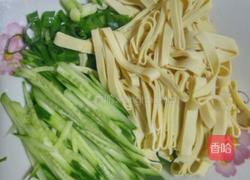 黄瓜拌干豆腐的做法图解1