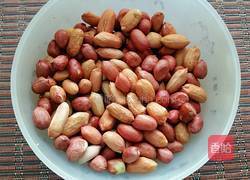 麻辣香酒鬼花生的做法图解1