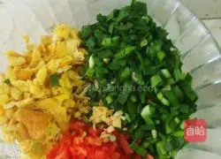 Illustration of how to make dumplings stuffed with leek and shrimp 4